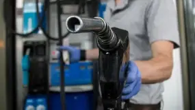 El Gobierno pateó otra vez la suba de impuestos a los combustibles para evitar un golpe en los precios