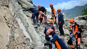 Sacararon con vida a un nene de 3 años tras seis días entre los escombros