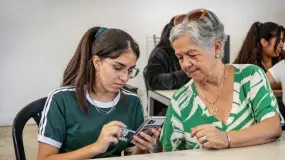 Arranca en San Juan un taller para que los mayores se manejen mejor con el celular y el banco
