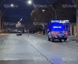 Violento choque entre una moto y un auto: el motociclista fue trasladado inconsciente al Hospital Rawson