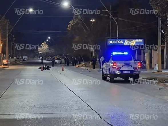 Violento choque entre una moto y un auto: el motociclista fue trasladado inconsciente al Hospital Rawson