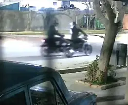 En segundos le robaron la moto con la que se ganaba el mango