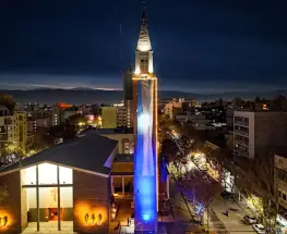 Una bandera gigante copó el Campanil y encendió la previa mundialista en la Catedral