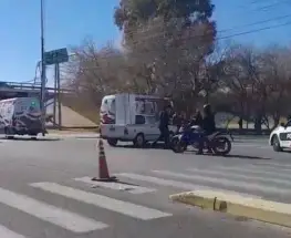 El mismo cruce de Capital volvió a dar un susto: choque entre una moto y una camioneta con dos heridos