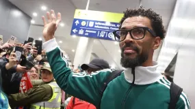 Vozinha aterrizó en Santiago y ya se puso la camiseta de Colo-Colo