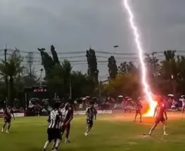 Un rayo mató a un futbolista de 24 años en Tailandia y la escena quedó grabada desde la tribuna