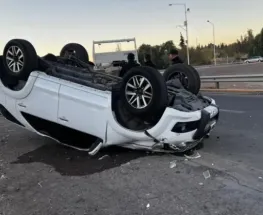 Un auto volcó en plena Ruta 20