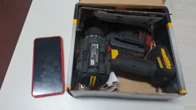 Deambulaba con un celular y un taladro, no pudo explicar su origen y terminó detenido
