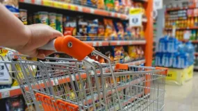 El consumo sigue flojo: caen los supermercados y los mayoristas muestran un leve repunte