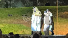 Un Vía Crucis cargado de emoción reunió fe, arte e inclusión en la plaza