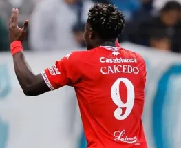 Huracán se floreó en La Plata y volvió a meterse en la pelea