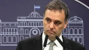 Adorni aparece peor parado que Cristina en un sondeo que sacude al Gobierno