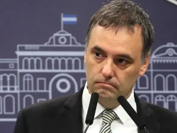 Adorni aparece peor parado que Cristina en un sondeo que sacude al Gobierno