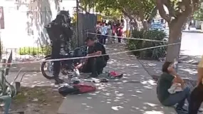 Un conductor frenó a dos motochorros que atacaban a una chica en plena siesta