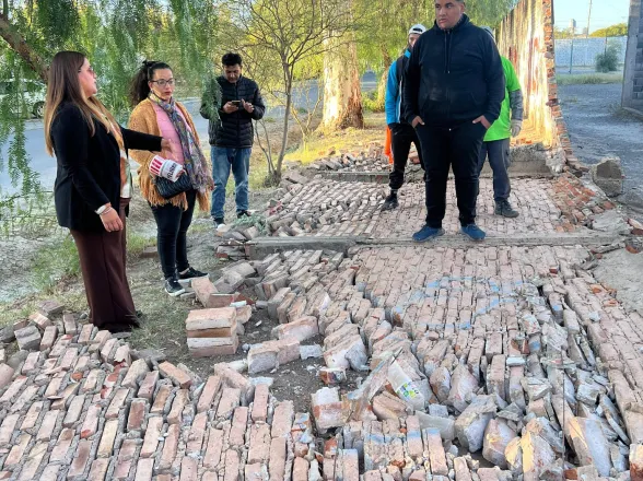 El temporal arrancó un tramo del muro en Sportivo Rivadavia y la barriada salió a arreglarlo