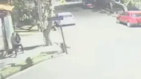 Dos motochorros emboscaron a una mujer y le arrancaron la mochila en el Barrio Del Carmen