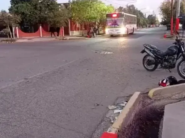 Un colectivo y una moto chocaron y encendieron las alarmas en Chimbas