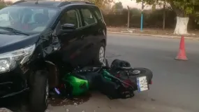 Un brutal impacto en Albardón dejó a un motociclista internado