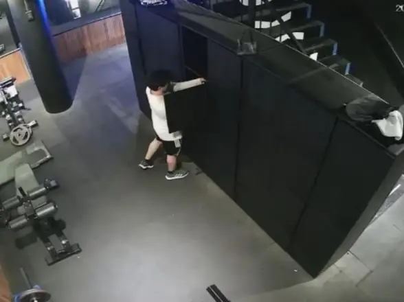 Iba a entrenar, sacaba tarjetas de los lockers y las usaba para comprar: lo investigan por una estafa millonaria