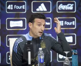 Scaloni llevó tranquilidad: Dibu y Julián están a disposición para el estreno