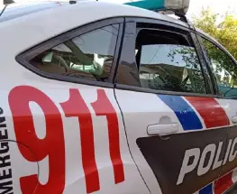 Tres lo cercaron en plena noche y le sacaron la ropa y las zapatillas