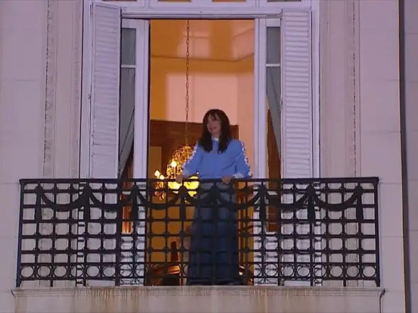 Cristina Kirchner saludó desde el balcón a la militancia que llegó desde Parque Lezama