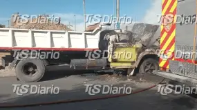 Un camión ardió en plena calle y su chofer se salvó de milagro
