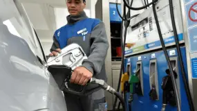 Desde este sábado sube una parte del impuesto a los combustibles y se va a sentir en el surtidor