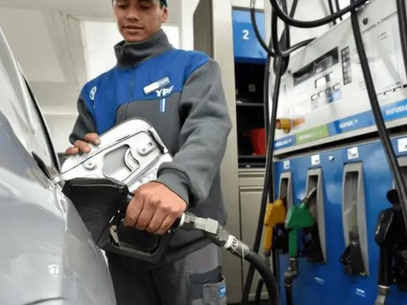 Desde este sábado sube una parte del impuesto a los combustibles y se va a sentir en el surtidor