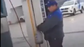 Fue a cargar GNC con un bidón y el playero siguió como si nada