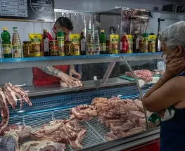 Le llegó un millón de pesos de luz y ahora atiende a sus clientes a oscuras