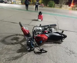 Automovilista chocó contra un motociclista que trabaja como delivery