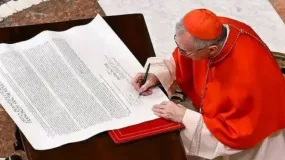 El Vaticano reveló el "Rogito" colocado en el féretro del papa Francisco
