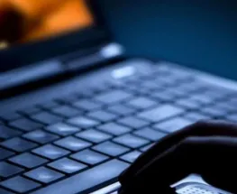 Lo condenaron por guardar más de 30 archivos de abuso infantil: zafó de la cárcel