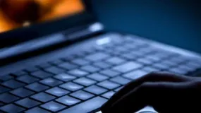 Lo condenaron por guardar más de 30 archivos de abuso infantil: zafó de la cárcel