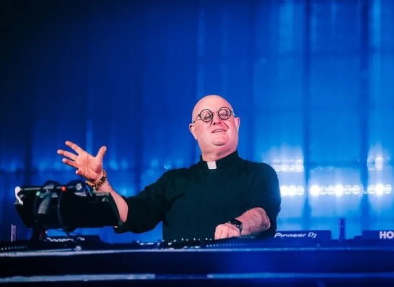 El cura DJ aterriza en Buenos Aires con un show gratis y un guiño a Francisco