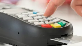 Denuncia por gastos millonarios: acusan a un hombre de usar la tarjeta de su ex