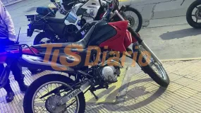 El chofer se borró y dejó a su acompañante con una moto robada