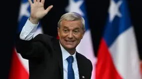 Un almuerzo entre excompañeros le abrió un frente caliente a Kast en La Moneda