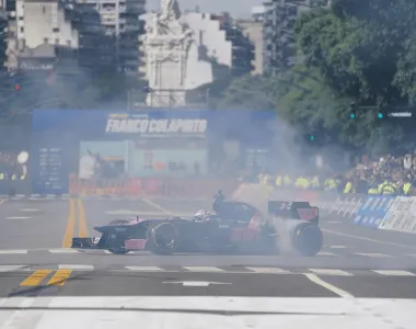 Colapinto encendió Buenos Aires con el Lotus V8 y armó una fiesta enorme