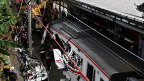 Choque brutal entre dos trenes en Indonesia dejó 14 muertos y más de 80 heridos