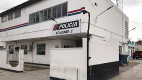 Un fuerte choque entre una moto y un auto dejó a dos personas internadas