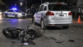 Un choque en calle Lemos terminó con un motociclista internado de gravedad