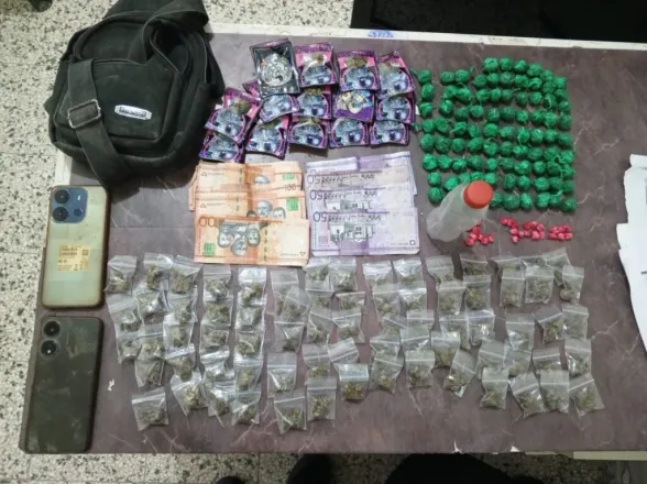 Cayeron dos mujeres en Capital tras un allanamiento por venta de droga en una casa