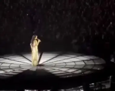 Lali detuvo su recital para recordar a Agostina Vega y Dulce Candia