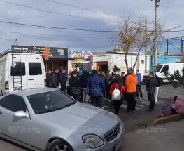 Cortaron una calle en Santa Lucía tras otro robo y se trenzaron con la Policía