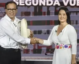 Keiko Fujimori toma una luz de ventaja en Perú con una diferencia mínima