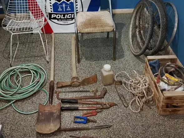Aparecieron en un descampado los objetos que le habían robado a una familia de 25 de Mayo