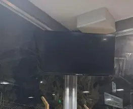 Dos menores quisieron llevarse un televisor de una parada inteligente en Rivadavia y terminaron detenidos