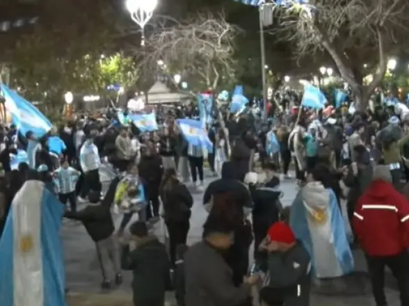 La Plaza 25 explotó de alegría tras el triunfo argentino